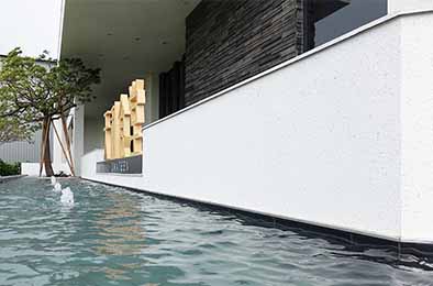 El restaurante principal de Tian-li en Chang Hua,Taiwán, decoró la pared exterior junto a la piscina con revestimiento blanco de piedra falsa que es resistente al agua y la suciedad.  La piscina y la pared de granito blanco muestran el estilo elegante.
