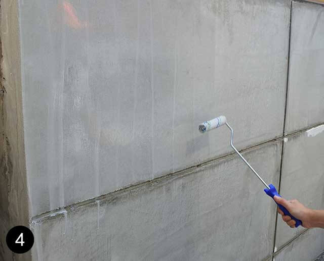 仿石漆施工流程第四步：底漆；可使用刷子、滾輪、噴槍將底漆均勻的覆蓋在水泥牆面上，隔絕強鹼、粉塵，並滲透進入基面強化附著力。