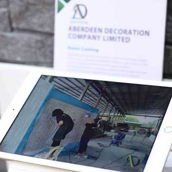 現場擺放的iPad展示說明亞仿石漆如何施工