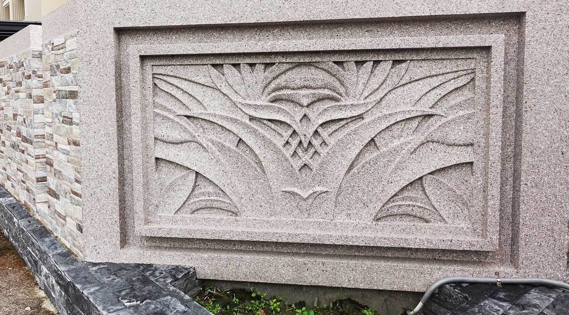 The outer wall of the house uses GRC plus ADD STONE Faux-Stone coating to create stone sculptures of granite sculptures.