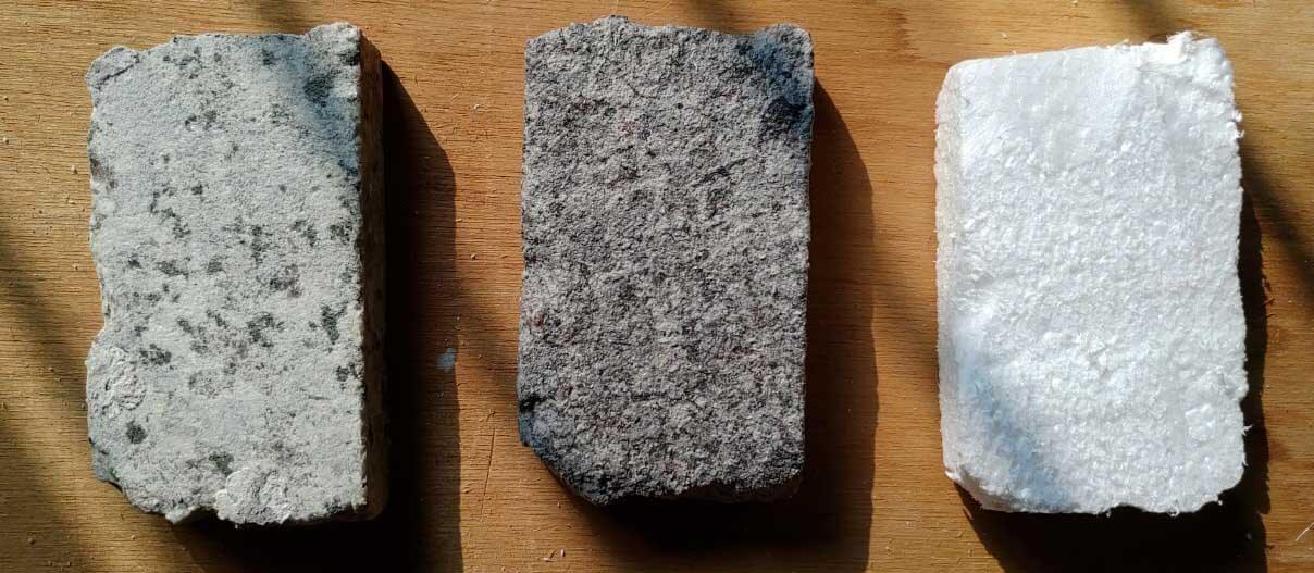 保麗龍和ADD STONE亞仿石漆做成的假花崗岩石塊，重量不到100公克