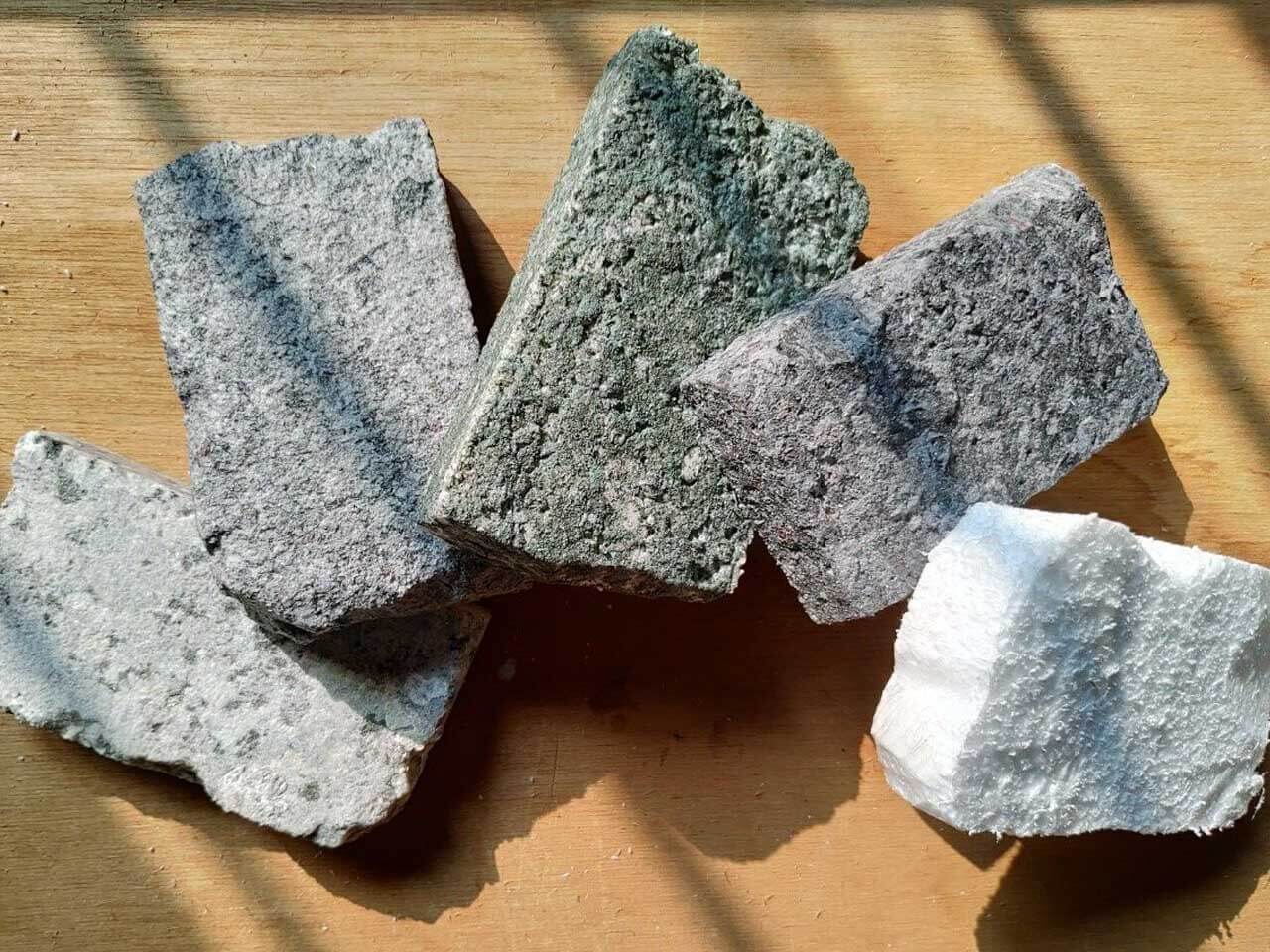 เมื่อนำโฟมมาพ่นสีเลียนแบบหินแกรนิต กลายเป็นหินแกรนิตที่มีน้ำหนักเบา