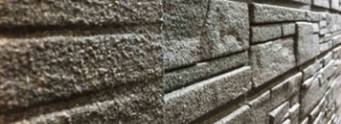 La pared de granito creada con paneles de piedra falsa de ADD STONE