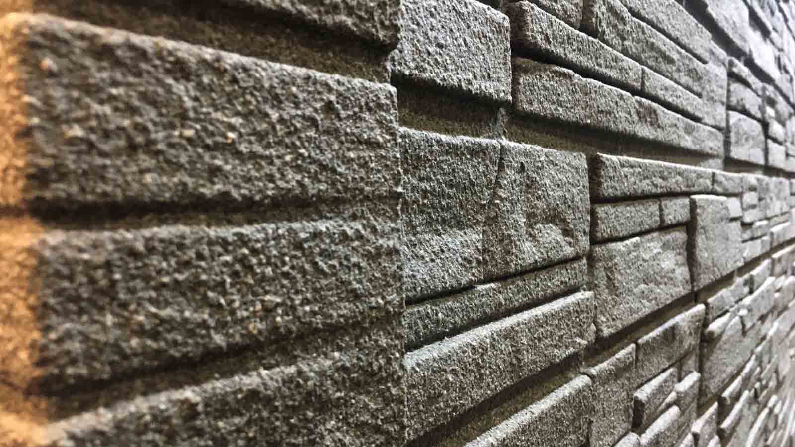 安裝、覆蓋亞仿石牆板的牆面，觸感、紋理、色彩有如真實的板岩堆疊牆面