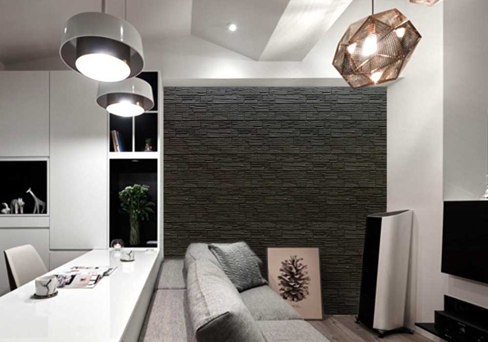 白色為主調的室內設計，用黑色的亞仿石牆板塑造主題牆面，黑白跳色、岩板紋理，創造獨特家庭風格