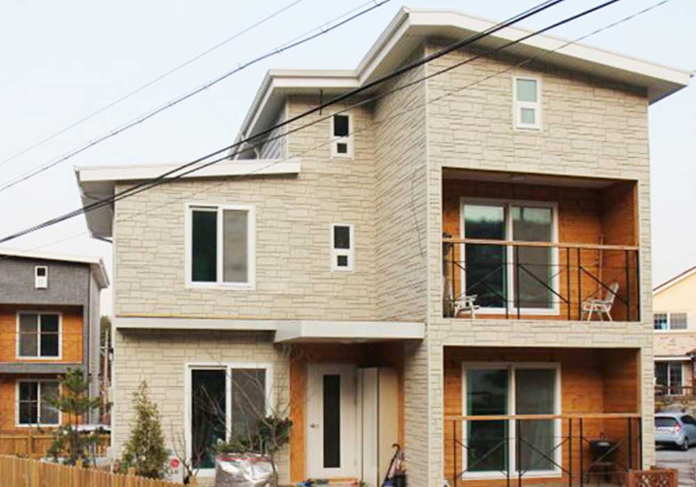 別墅外牆安裝、使用米白色、岩板紋理的亞仿石牆板