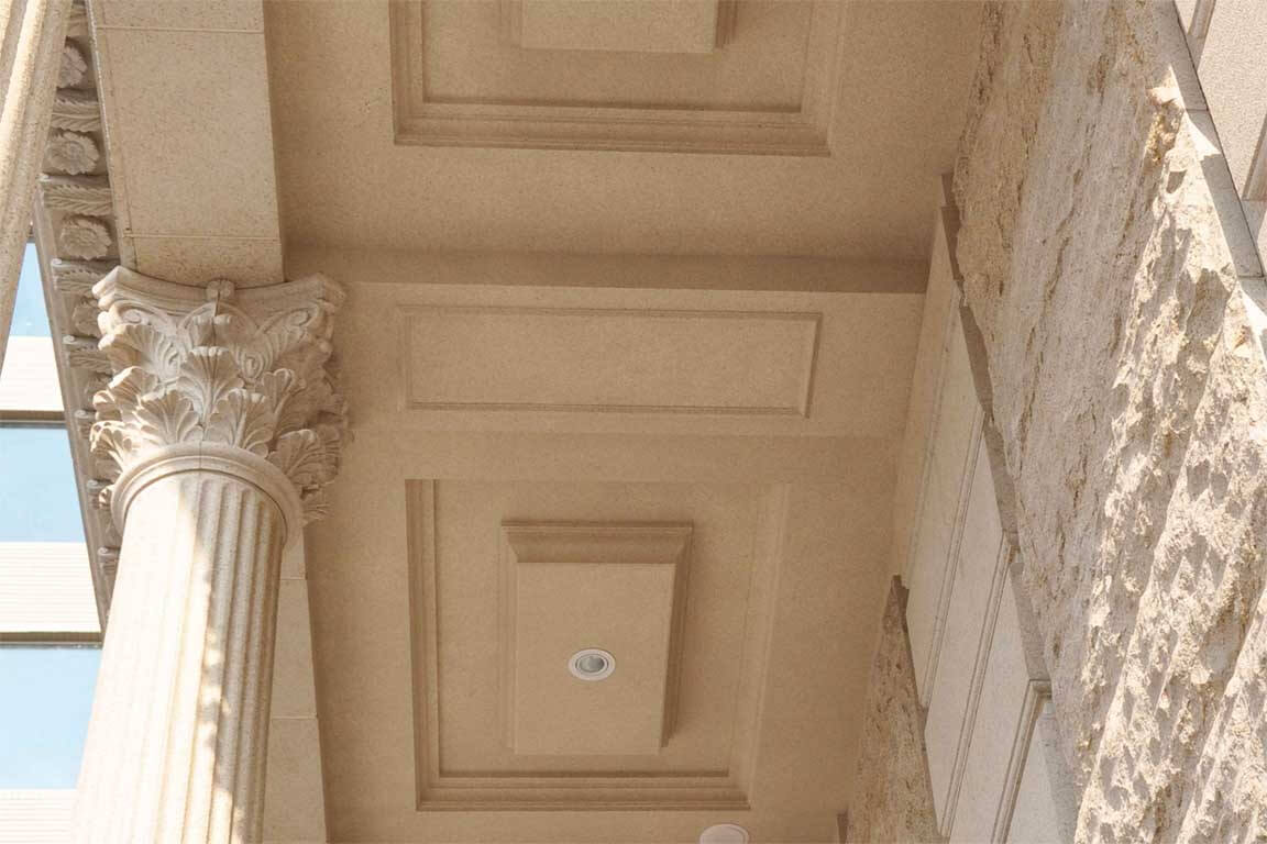 複雜形狀的天花板藉由ADD STONE的亞仿石漆，覆蓋花崗岩塗層的外表與旁邊的花崗岩石板牆面、石柱融合在一起