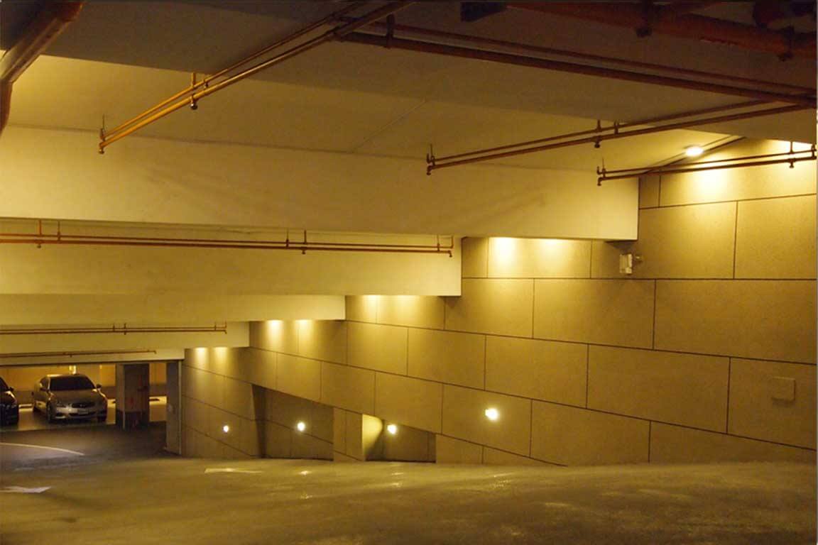 地下ガレージの壁はADD STONE ストーンテクスチャコーティングが施され御影石のような外観になり、青白い単調な無機セメントではなくなりました。