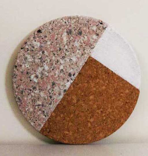 ADDSTONEสามารถพ่นลงบนวัสดุได้หลากหลายชนิด เช่นไม้ก๊อกที่มีความอ่อนก็สามารถใช้สีพ่นเลียนแบบหินแกรนิตพ่นทับได้ มองดูแล้วก็เหมือนกับแผ่นหินจริง