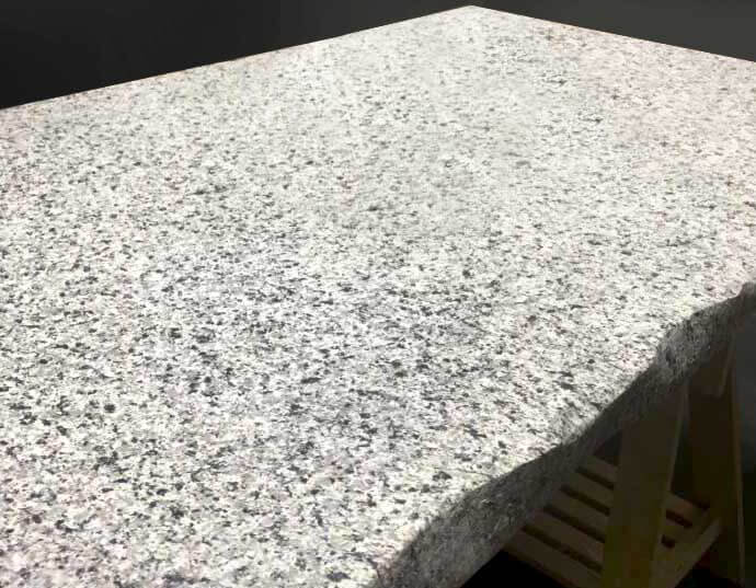 โต๊ะไม้ถูกพ่นทับโดยสีพ่นเลียนแบบหินแกรนิต 1 ชั้น ผิวภายนอกก็เปลี่ยนเป็นหินแกรนิต มองดูแล้วเหมือนกับโต๊ะหินขนาดใหญ่