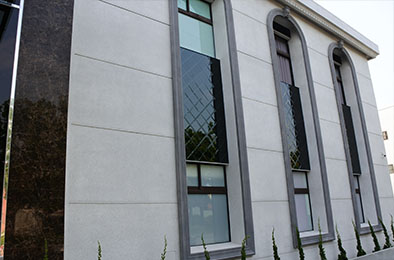 台灣台南婚宴會館的外牆使用灰色的仿花崗石漆，窗框線條用深灰色的ADD STONE仿石漆，看起來像是石雕飾品，凸顯宴會餐廳風格