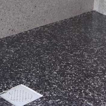 El suelo de granito negro y la pared de granito gris oscuro son similares a la pizarra de granito real.