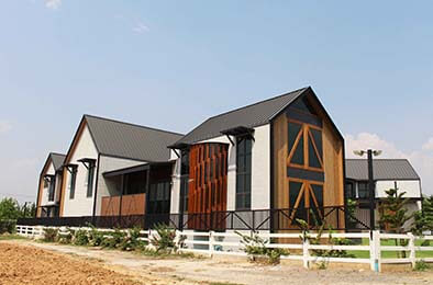 Pak Chong, Tailandia. Esta granja privada crea un estilo rústico con ADD STONE revestimiento y maderas. 