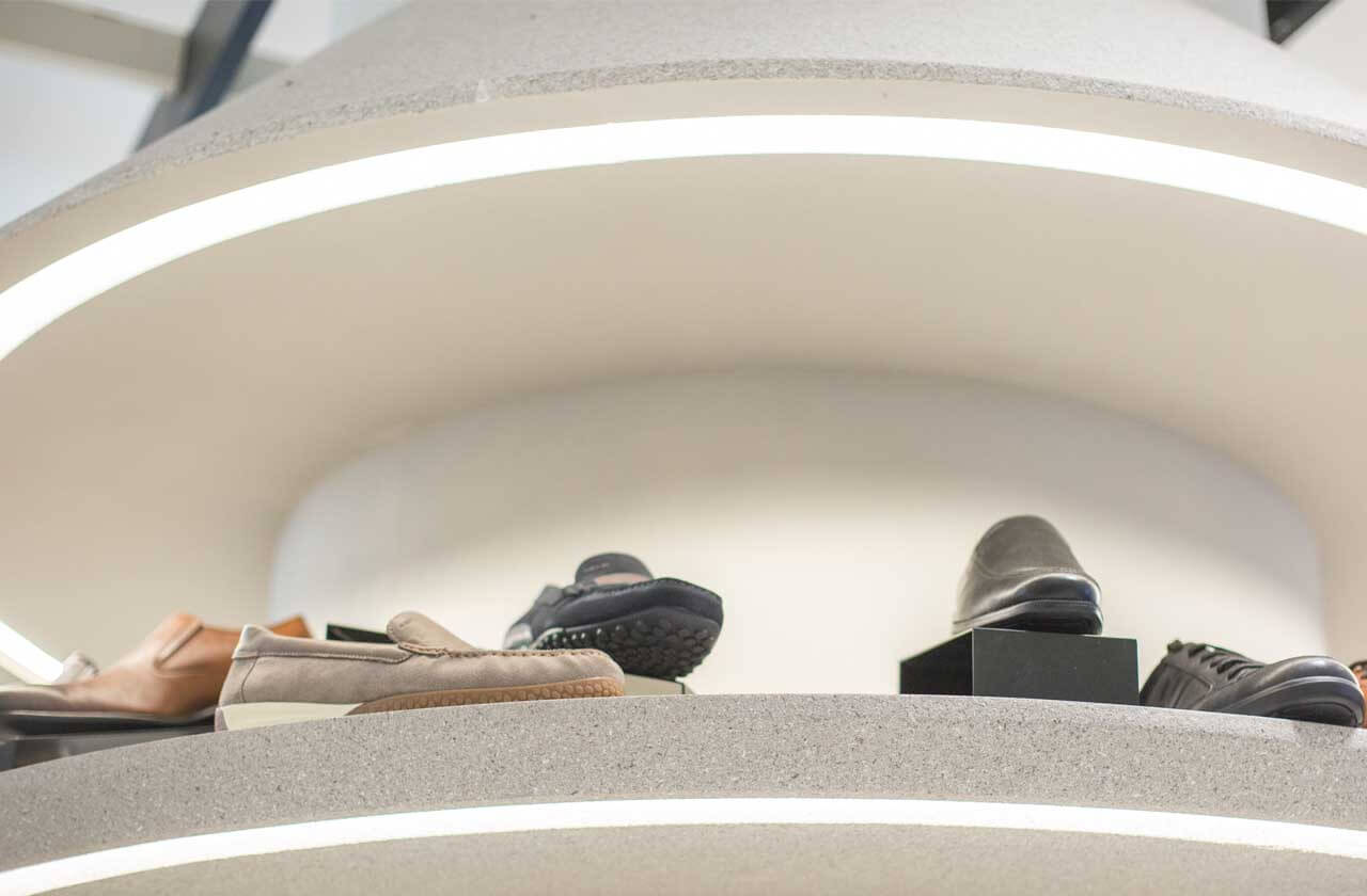 室內設計弧形的柱子表面使用ADD STONE仿石漆，淺灰色花崗岩與皮鞋、嵌入式造型LED照明