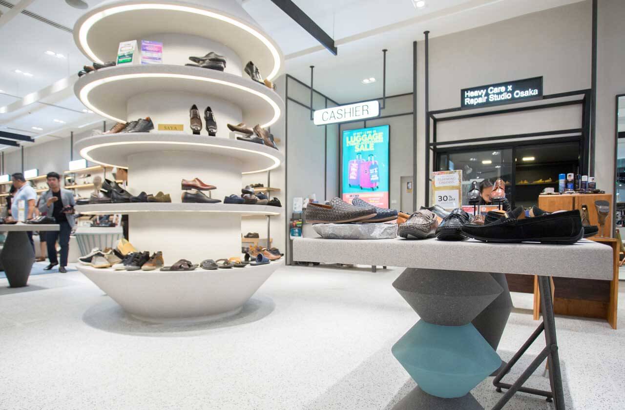 The shoes display shelf in the shoe shop of Siam Paragon sprayed with ADD STONE faux-stone coating, it shows not only the contrast color but also different expression of texture.