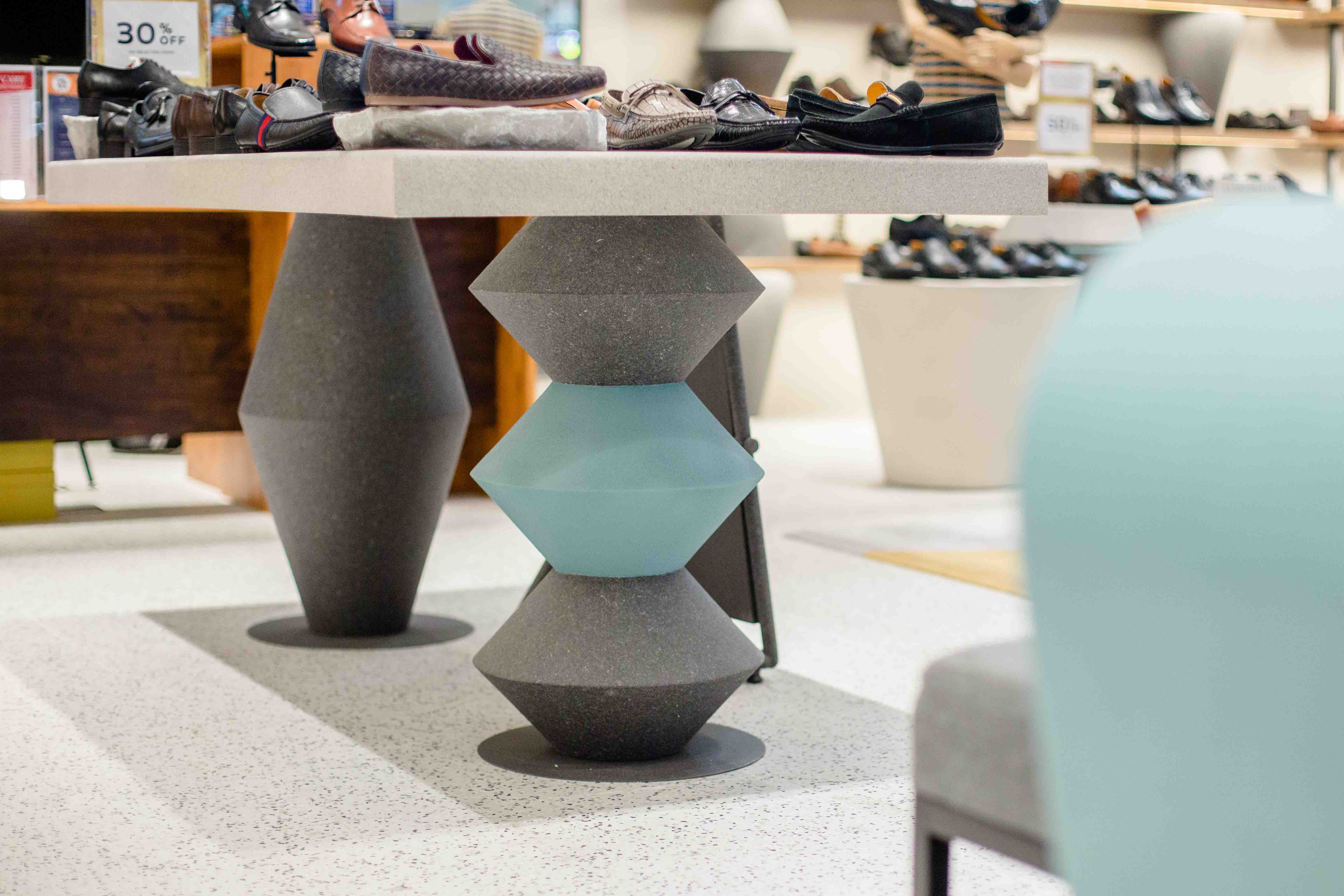 The merchandise table, desktop and table leg are sprayed with different color faux-stone coating. The granite colors and veins create a color flash design.