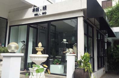 The apparel store in Vietnam create a special exterior wall with ADD STONE faux-stone coating.
