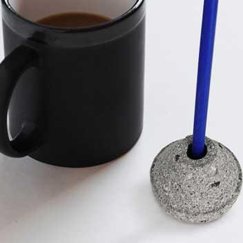 一杯のコーヒー、クリップ、それに花崗岩のペン立て。このペン立てはセメントや石を彫ったものではなく、一般的なプラスチックペン立てにADD STONEストーンテクスチャコーティングをしてできたもの
