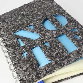 個人別具風格的筆記本，封面看起來像是花崗石薄板，實際上只是噴上ADD STONE亞仿石漆的厚皮筆記簿，花崗岩外觀創造專屬個人的風格特色