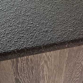 普通的塑合板、膠合板鞋櫃表面噴上ADD STONE亞仿石漆，看起來像是整片的石板，黑色花崗岩紋理與深褐色胡桃木紋搭配非常漂亮