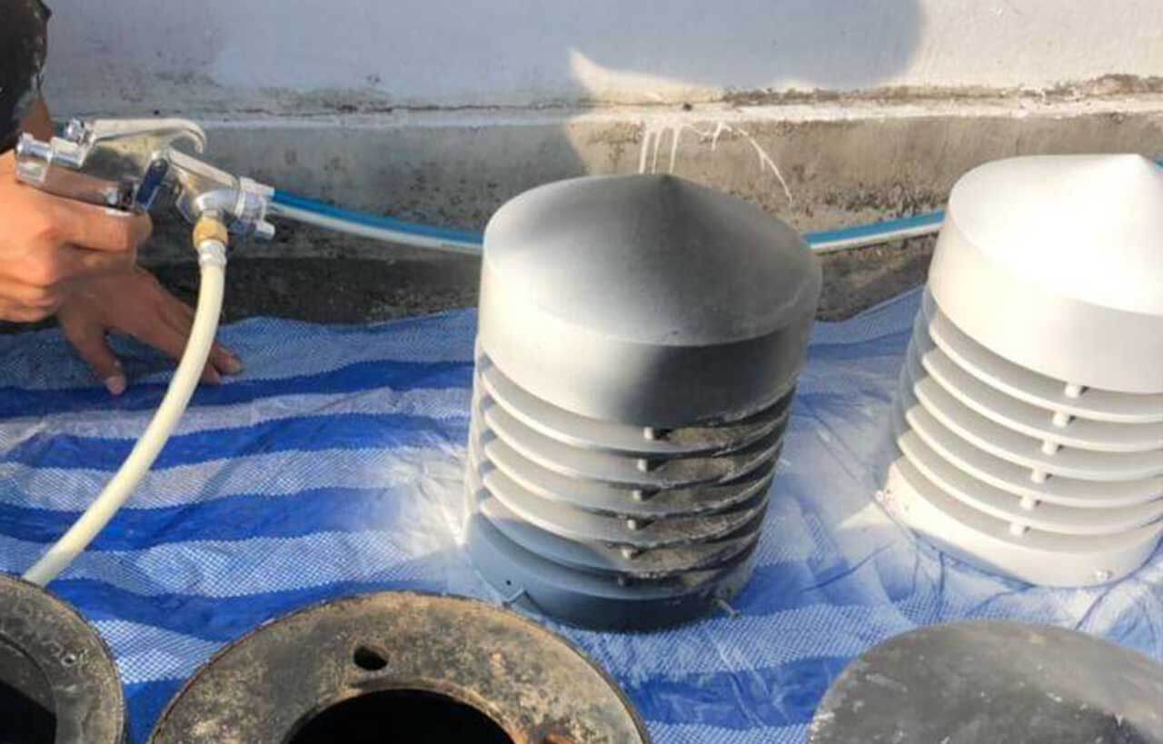 Primer coating on outdoor garden waterproof metal lamp